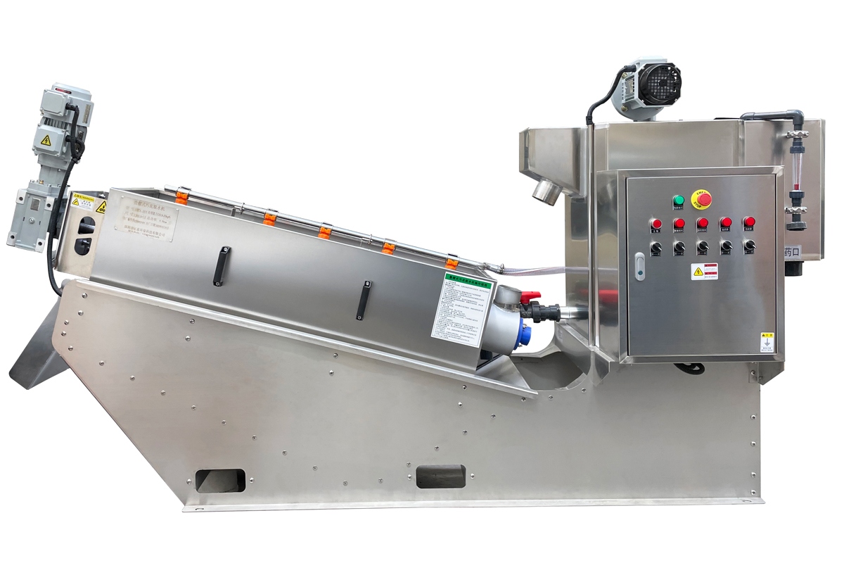Sludge dewatering screw press